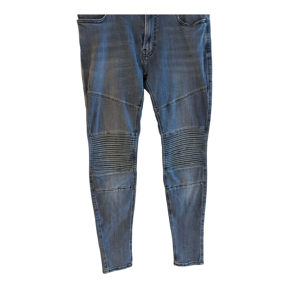 Hollister skinny jeans in a light wash with ribbed detailing at the knees. - Picture 2 of 7